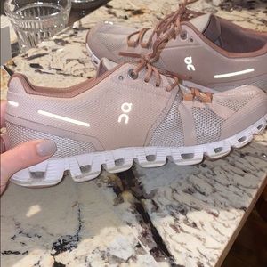 ON CLOUD RUNNING SHOES